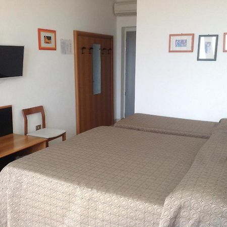 Hotel Sara Каорле Экстерьер фото